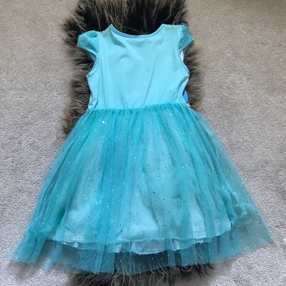 Girl’s dress fits 5-7 - Picture 3 of 6